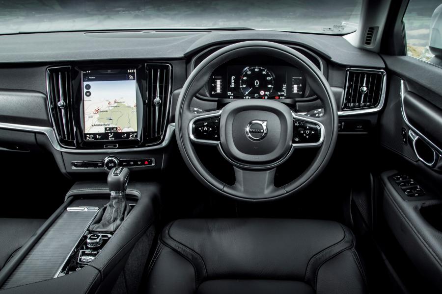 Панель приборов Volvo V90 D4 Cross Country 2017 года  (UK) (фото 2 из 40)